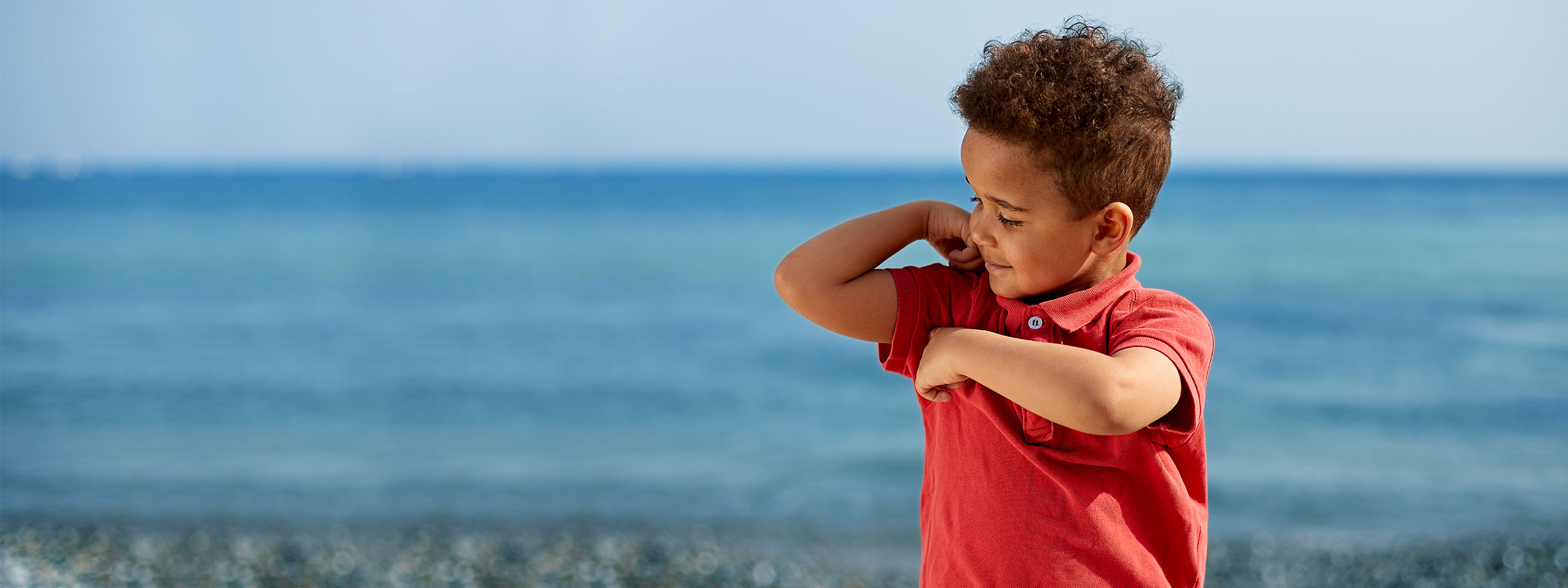 niño feliz viendo cómo se fortalecen sus brazos