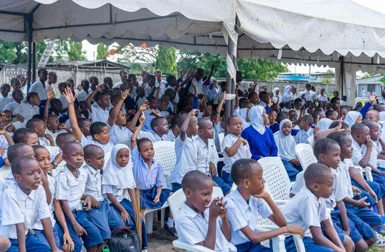 Iogurte fortificado para crianças em idade escolar na Tanzânia