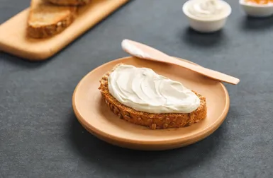 Cream cheese em uma linha padrão de iogurte