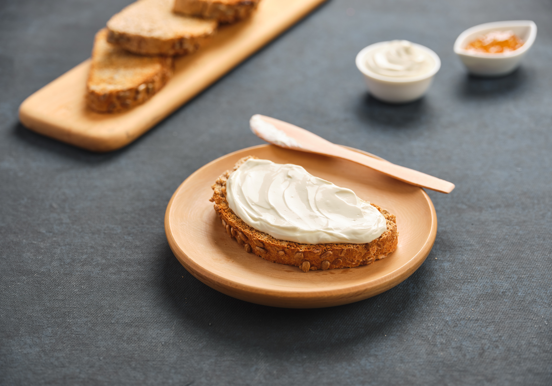 Queso crema en una línea estándar de yogur