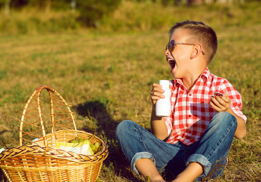 criança bebendo iogurte