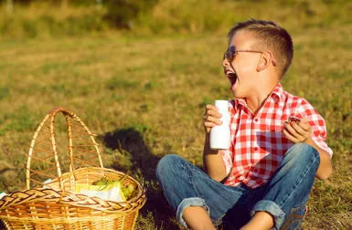 criança bebendo iogurte